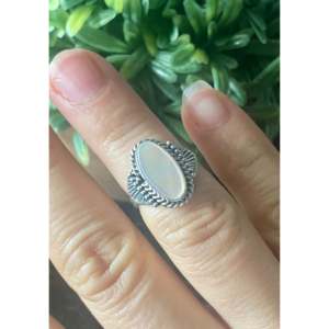 แหวนเงินแท้ประดับโอปอลทำมือแบบนาวาโฮ ขนาด 4.5 ตัวเรือนแบบ Bezel Set - Product Image 2