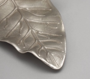 Plateau de service en métal finition dorée avec poignées à anneaux élégantes, élégant et durable, parfait pour les collations aux fruits, la décoration de table et les cadeaux. - Product Image 5