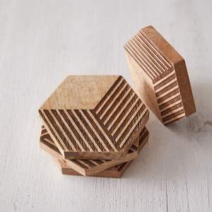 Ensemble de 4 sous-verres en bois avec motif floral, parfaits pour la décoration de table basse, les essentiels de la cuisine moderne et les ensembles de bar. - Product Image 3