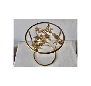 Table basse en aluminium finement travaillée avec thème floral orné et verre durable idéal pour les espaces de vie spacieux - Product Image 3