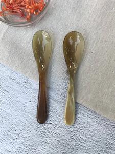 Cuchara de Cuerno de Búfalo Natural, Hecha a Mano y Pulida, Perfecta para Servir Especias, Condimentos o como Decoración de Mesa, Alta Calidad - Product Image 3