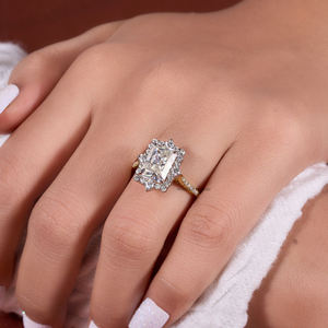 Bague de fiançailles en moissanite de 3 ct taille radiante avec diamant et glace pilée en or massif Bague allongée halo rayonnante cachée pour femme - Product Image 4