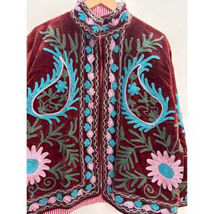 Veste d'extérieur en velours bordeaux Zafar Bloom avec broderie Suzani turquoise et rose, manteau d'hiver fini - Product Image 2
