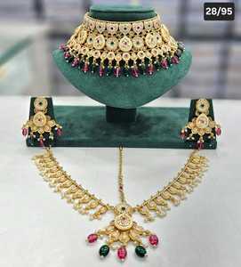 Ensemble de bijoux de mariée classique avec collier ras du cou Boucles d'oreilles Maang Tikka Mélange parfait de l'élégance traditionnelle pour les occasions spéciales - Product Image 6