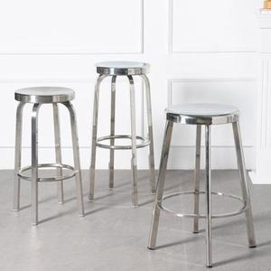 Tabouret de bar en fer métallique élégant et robuste avec des détails modernes parfaits pour les maisons sophistiquées et à la mode - Product Image 2