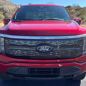 Ford F-150 Lightning Platinum 2024 Usado, Motor Dual, 4WD, Batería de Rango Extendido, Color Rojo Metálico Rápido - Product Image 1