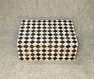 Caja de anillo de madera con incrustaciones de cuerno de hueso cuadrado blanco y negro elegante organizador de joyería India exhibición de escritorio tamaños colores por HF CRAFTS - Product Image 1