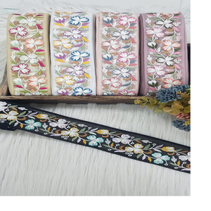 Fleurs sur mesure brodées de deux manières de couleur dans des conceptions ethniques à des fins diverses en largeur de 1.5 pouces. - Product Image 5