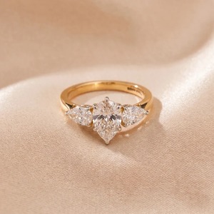 Bague de fiançailles en or jaune 14 carats avec diamant taille poire de 1,52 carat cultivé en laboratoire, trois pierres, bijoux fins sur mesure pour mariée - Product Image 4