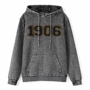 เสื้อฮู้ดดี้ผ้าเดนิมสีดำ Alpha 1906 Chenille สีดำ แบบสั่งทำพิเศษ - แขนยาว ลายตัวอักษรกรีก พร้อมกระเป๋าจิงโจ้ - Product Image 1