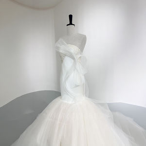 Vestido de Novia Sirena Color Marfil con Cuello Barco, Cola Capilla, Encaje, Flores de Cristal y Corte Ajustado para Fiesta, Modelo NT129 - Product Image 3