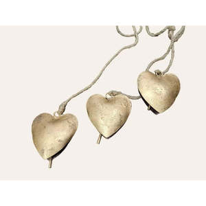 Lote al por mayor de 5 campanas de hierro reciclado con forma de corazón, decoración rústica para el hogar, regalos de amor con cuerda - Product Image 2