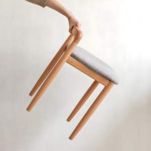 Tabouret de maquillage en teck massif avec coussin de couleur naturelle, idéal pour les zones de maquillage. - Product Image 4