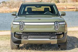 R1T Edición de Lanzamiento 2022, Tracción en las Cuatro Ruedas con Cuatro Motores, Color Verde Lanzamiento, Paquete de Batería Grande - Product Image 2