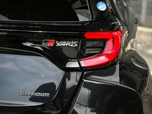 Toyota Yaris รถแฮทช์แบคแบบแฮนด์ซ้ายขวารถมือสอง2020มือสองแบบไฮบริดรุ่นพรีเมี่ยมสีดำ - Product Image 3