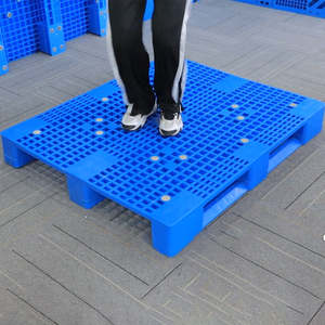 Palette en plastique industrielle robuste en HDPE, maille durable, empilable, 3 roulettes, renforcée, entrée 2 voies/4 voies - Product Image 6