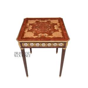 โต๊ะข้างทรงสี่เหลี่ยมหรูหรา พร้อมลวดลายเรขาคณิตประณีต ตกแต่งด้วยเหรียญพอร์ซเลนเพ้นท์มือ และของตกแต่งทองเหลืองสไตล์พระราชวัง - Product Image 1