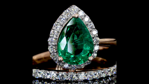 Bague délicate en émeraude et diamant rond de laboratoire |   Bague en diamant minimaliste pour le bureau et le quotidien - Product Image 3