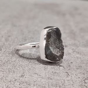 Bague pour femme en argent sterling 925 avec pierre brute naturelle de labradorite martelée, ajustable, pour fêtes et Noël - Product Image 3