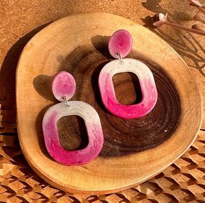 Boucles d'oreilles en résine artistique uniques faites à la main avec de vraies fleurs pressées à l'intérieur pour les amateurs de mode Boho à un prix abordable - Product Image 1