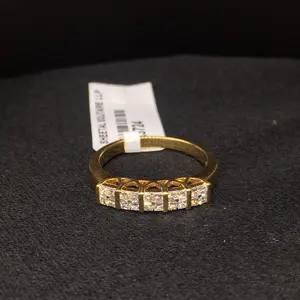 18k金戒指点缀着耀眼的公主切割钻石，是难忘事件的优雅和奢华的缩影