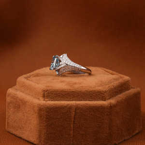 Anillos de compromiso de diamantes cultivados en laboratorio de corte radiante azul vástago dividido personalizado en oro sólido de 14 quilates anillo elegante de moda - Product Image 2