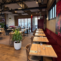 Ensemble de meubles de restaurant vintage industriels, sièges en bois massif, tables et chaises pour café, hôtel, restaurant