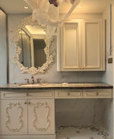 Meuble de salle de bain antique français en bois massif sculpté avec comptoir en marbre et miroir décoratif à fleurs