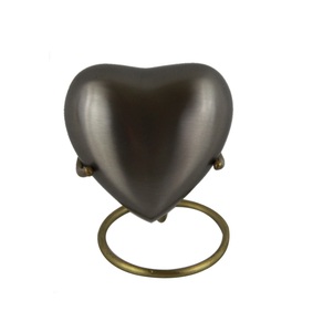 Urne funéraire en laiton gravé en forme de coeur doré petite urne funéraire souvenir en forme de coeur doré - Product Image 1