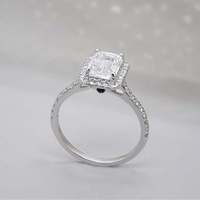 Bague de fiançailles exquise pour femme avec diamant taille émeraude et accent saphir bleu, sertie pavé style cathédrale - Certifiée IGI