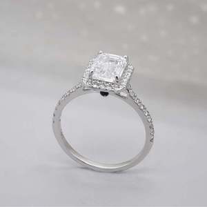 Exquisito Anillo de Diamantes con Corte Esmeralda y Halo, con Engaste de Pavé Tipo Catedral - Certificado IGI - Product Image 3
