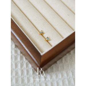 Pendientes de tuerca con diseño de trío de diamantes azules, chapados en oro de 14k, pequeños pendientes de flor de loto, pendientes delicados apilables, estilo moderno. - Product Image 3