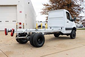 PRÊT À ROULER - VÉHICULE D'OCCASION CONDUITE À GAUCHE - 110 MILES 2019 MERCEDES-BENZ SPRINTER 4500 DUALLY 4×4 CHASSIS CABINE - Product Image 3
