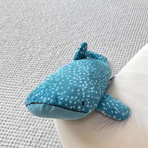Peluche Requin Baleine Giffrey de British Jelly Cat, brodée, en coton PP, confortable, pour enfants, cadeau d'anniversaire idéal, coussin de canapé - Product Image 1