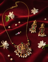 Nouveauté Vente en gros : Parure de bijoux ethniques plaqué or mat avec pendentif Lakshmi en zircon, collier chaîne et boucles d'oreilles clous pour mariage et fête