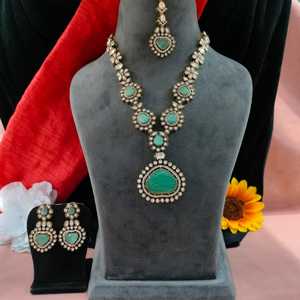 Conjunto de collar de moissanita Kundan de latón y vidrio con joyería de mujer Maang Tikka para uso nupcial bodas ocasiones festivas - Product Image 3