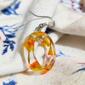 Pendientes colgantes de resina elegantes de alta calidad hechos a mano con diseño floral seco real para amantes de la moda a precio mayorista - Product Image 5
