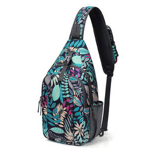 Sac bandoulière tendance pour homme avec une forme élégante et une longue bandoulière réglable - Product Image 1