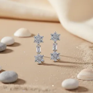 Boucles d'oreilles pendantes classiques pour femme, plaquées or 18 carats, motif fleur, avec zircons et cristaux sertis à griffes, idéales pour mariage - Product Image 2