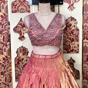 Lehenga à volants de couleur rouille à la mode avec des diamants complexes pour les mariages indiens et pakistanais et les célébrations festives de l'Inde - Product Image 5