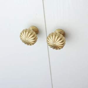 Boutons en laiton durables faits à la main pour les armoires de cuisine, design artisanal moderne, couleur et taille personnalisables, utilisation contemporaine en extérieur - Product Image 1