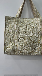 Sac fourre-tout en coton matelassé vintage avec broderie florale à fermeture ouverte et impression de blocs à la main pour faire du shopping ou passer la nuit à la plage - Product Image 3
