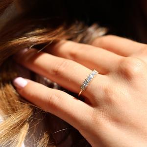 Anillo de banda de media eternidad de moissanita redondo y corte esmeralda de 5mm en oro o plata | Joyería de boda - Product Image 2