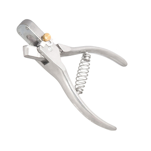 Outil vétérinaire d'encoche d'oreille d'animal pour le marquage rapide et précis du bétail avec des lames tranchantes - Product Image 4