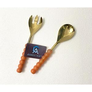 Ensemble de serveurs à salade plaqués or PVD de haute qualité, ustensiles de cuisine, ensemble de cuillères à salade haut de gamme avec manche en résine, cuillère de service, fourchette, couverts - Product Image 1