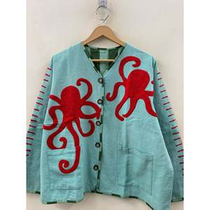 Chaqueta de algodón con apliques The Ink & for Tide en colores Seafoam y Crimson, teñida y procesada para primavera - Product Image 1