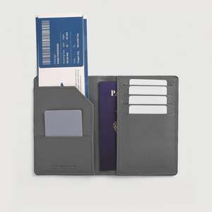 Cartera de Viaje Casual Bernardi Gris de Cuero Genuino con RFID, Tarjetero Antirrobo Hecho a Mano, Cierre Plegable Corto, Patrón con Logotipo - Product Image 5