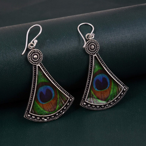 Boucles d'oreilles pendantes bohèmes en laiton plaqué argent avec incrustation de plumes de paon naturelles, style vintage, pour femmes, vente en gros, OEM et ODM - Product Image 3