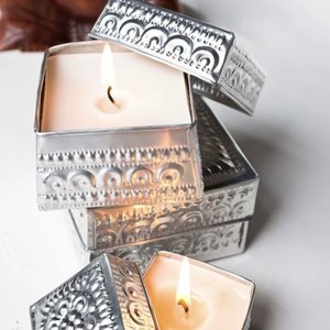 Pot décoratif de bougie de cire en métal avec le modèle complexe fournissant le charme artistique et la lueur chaude de bougie - Product Image 1