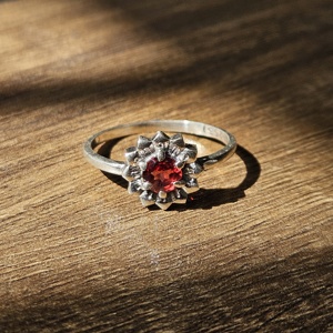 Bague en pierres précieuses en argent fleur grenat à facettes bijoux en argent léger avec incrustation de perles pour les fêtes de mariage en gros disponible - Product Image 5